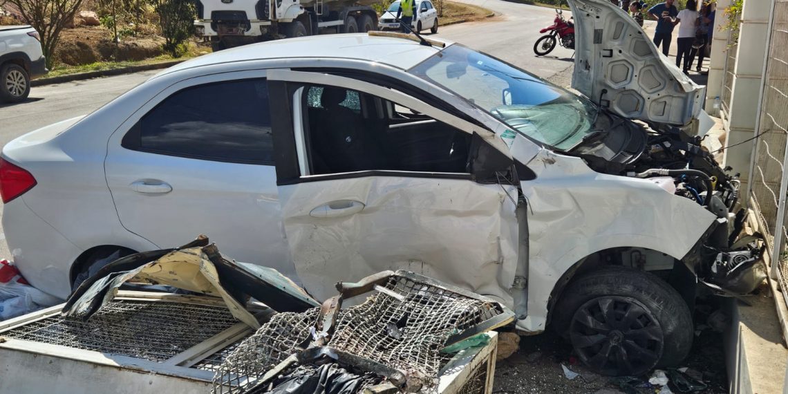 Caminhão desgovernado bate em carro e deixa uma pessoa ferida em Poços