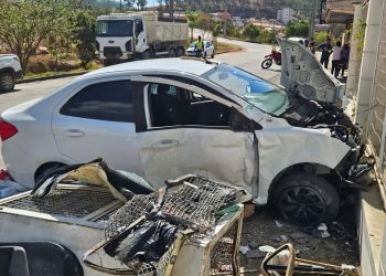 Caminhão desgovernado bate em carro e deixa uma pessoa ferida em Poços