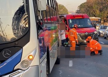 Motociclista sofre acidente após ter vista ofuscada por sol em Poços de Caldas