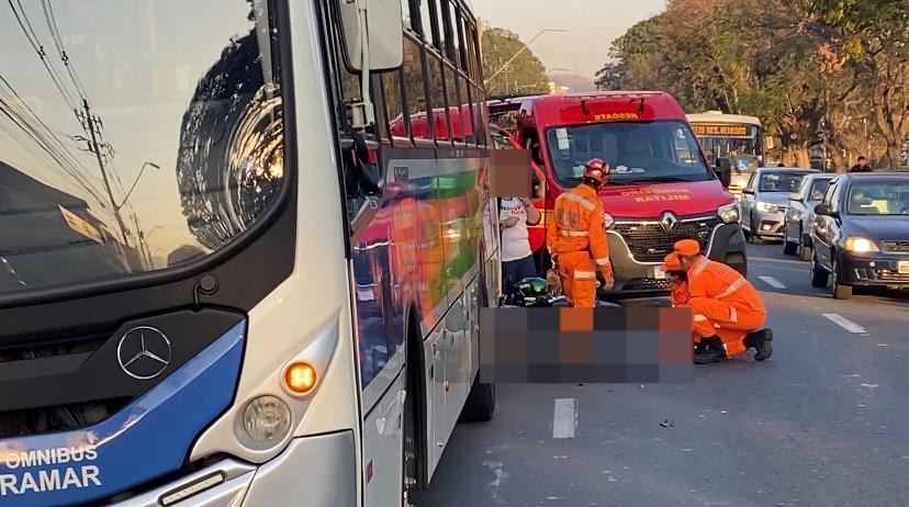Motociclista sofre acidente após ter vista ofuscada por sol em Poços de Caldas