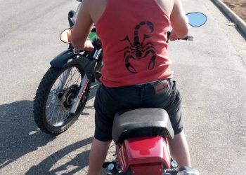 Condutor inabilitado tem motocicleta removida após empiná-la em Poços de Caldas