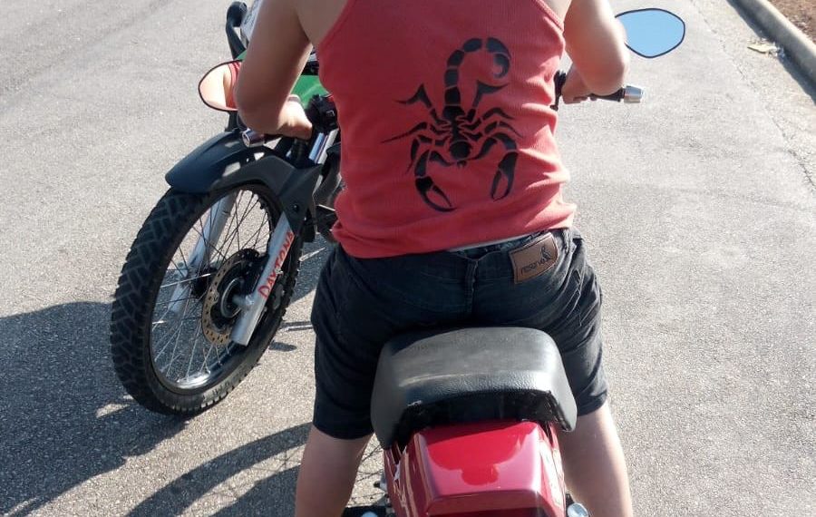 Condutor inabilitado tem motocicleta removida após empiná-la em Poços de Caldas