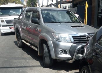 Caminhonete é removida após ser estacionada impedindo faixa de fluxo em Poços