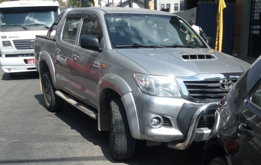 Caminhonete é removida após ser estacionada impedindo faixa de fluxo em Poços