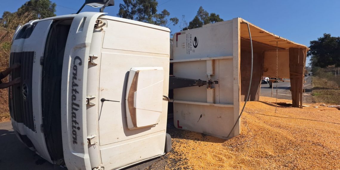 Motorista fica ferido após caminhão tombar em Campestre