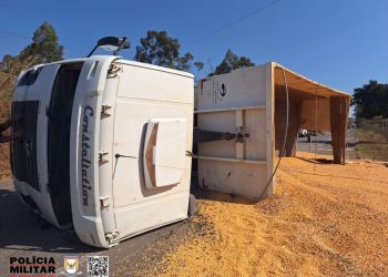 Motorista fica ferido após caminhão tombar em Campestre