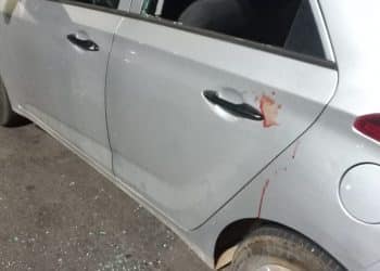 Homem em surto fica nu em avenida danifica carro e agride policiais em Poços de Caldas