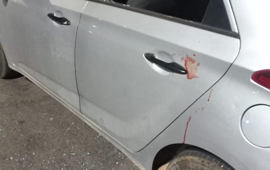 Homem em surto fica nu em avenida danifica carro e agride policiais em Poços de Caldas