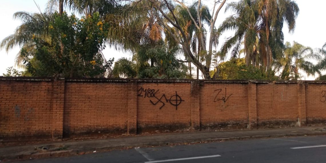 Pichações de símbolos nazistas são investigadas em Poços de Caldas