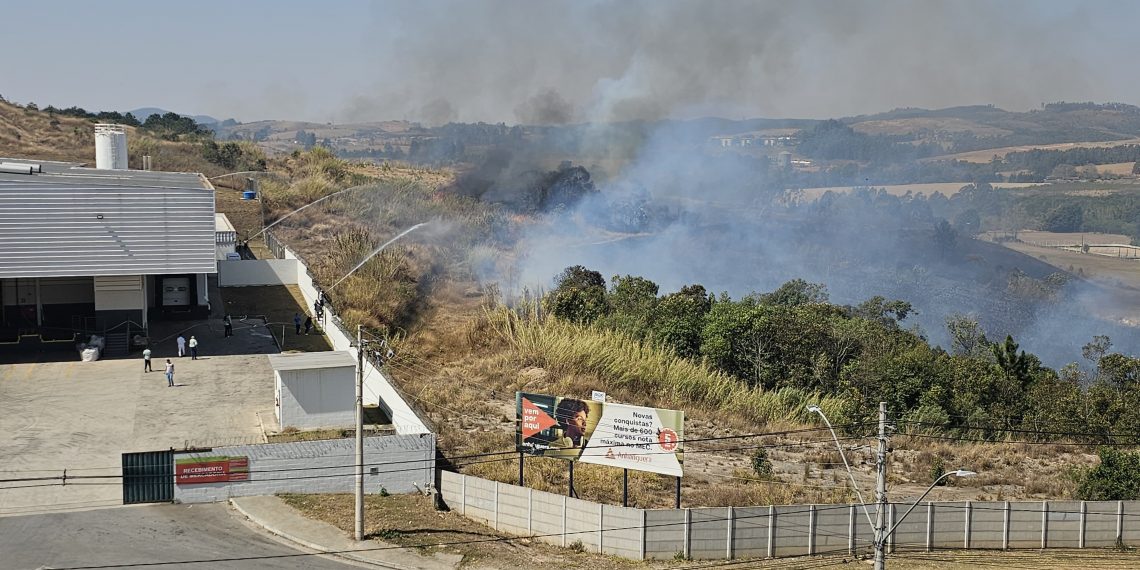 AGORA| Incêndio atinge vegetação próxima a atacado na zona sul de Poços