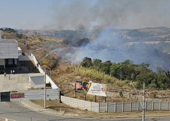 AGORA| Incêndio atinge vegetação próxima a atacado na zona sul de Poços