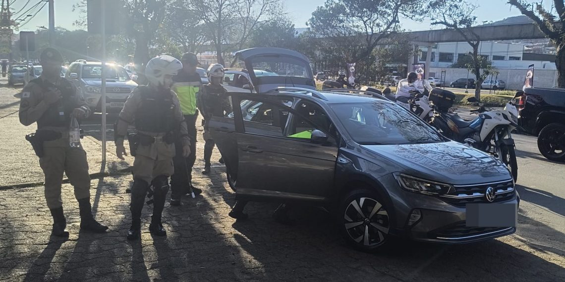 Carro com queixa de furto é recuperado durante fiscalização do Demutran e PM em Poços