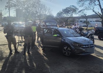 Carro com queixa de furto é recuperado durante fiscalização do Demutran e PM em Poços