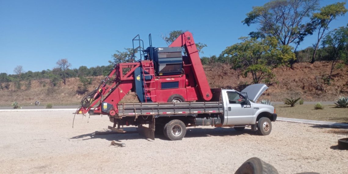 PM prende três pessoas, recupera caminhonete roubada e apreende arma e munições em Andradas