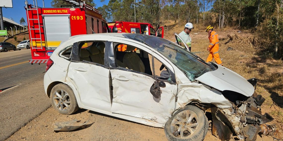 Carro cai em barranco na Avenida do Contorno em Poços