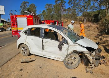 Carro cai em barranco na Avenida do Contorno em Poços