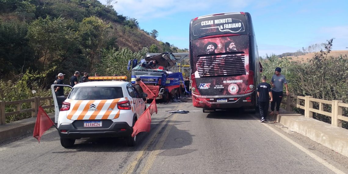 Ônibus da dupla sertaneja César Menotti e Fabiano bate em carreta