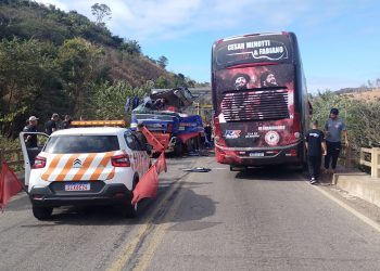 Ônibus da dupla sertaneja César Menotti e Fabiano bate em carreta