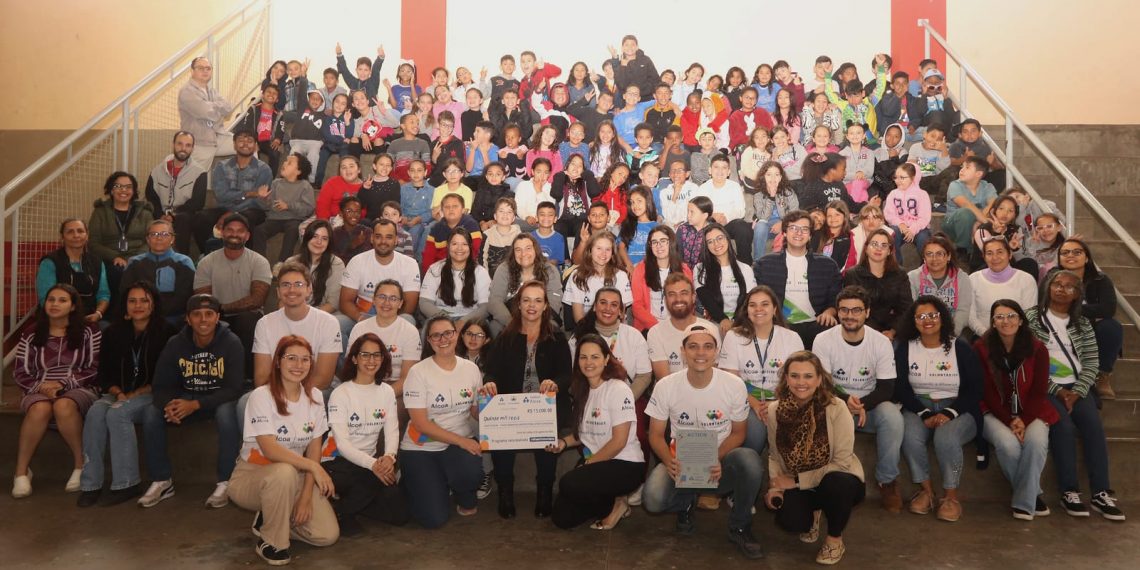 Instituto Alcoa promove atividades em escola municipal de Poços