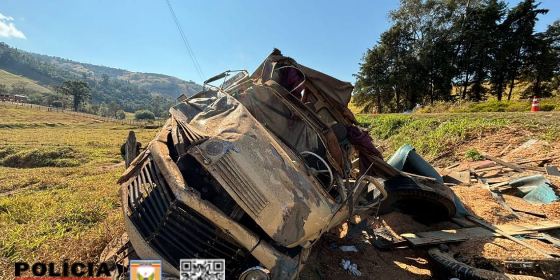 Caminhão tomba na pista após bater em um fusca
