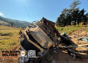 Caminhão tomba na pista após bater em um fusca