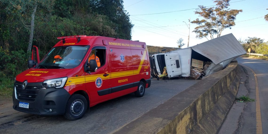 Carreta tomba na estrada Campestrinho/Poços de Caldas