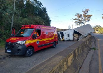 Carreta tomba na estrada Campestrinho/Poços de Caldas