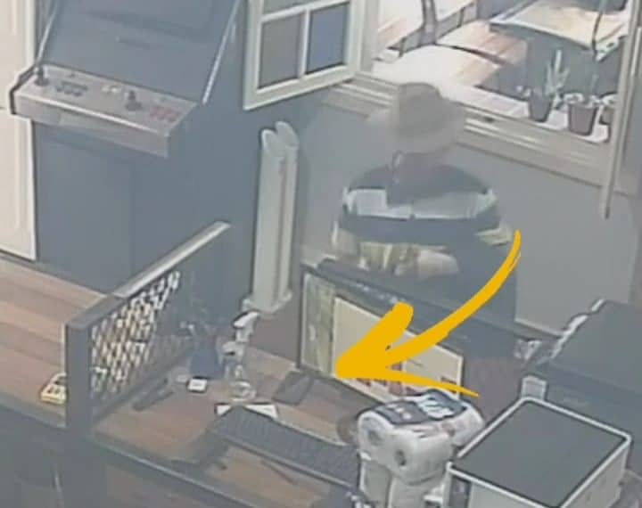 Idoso furta celular em estúdio de tatuagem