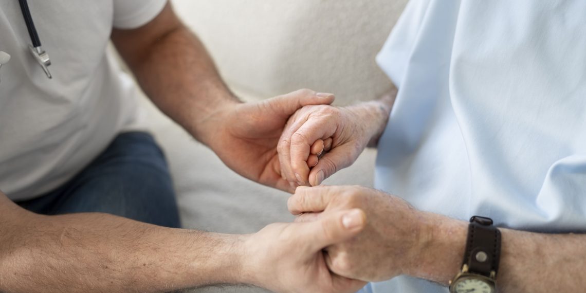 PUC Poços recruta voluntários para realização de pesquisa voltada a pacientes com Parkinson