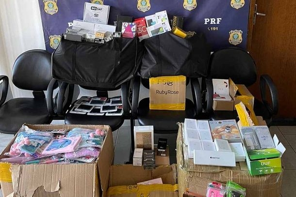 Produtos estrangeiro são apreendidos em caminhão na Fernão Dias