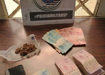 Traficante “dá mole” na frente da PM e vai preso