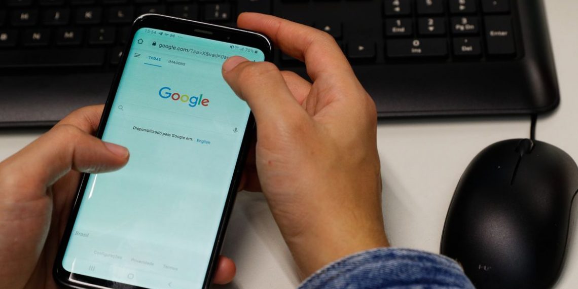 Pesquisa mostra que 60% das escolas adotam regras sobre celulares