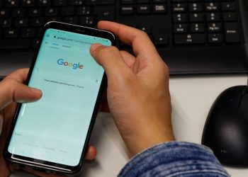 Pesquisa mostra que 60% das escolas adotam regras sobre celulares