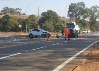 Colisão entre carro e caminhonete deixa três pessoas feridas