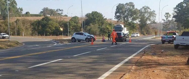 Colisão entre carro e caminhonete deixa três pessoas feridas