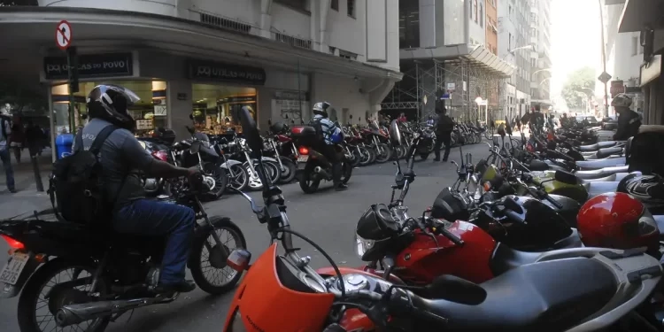 Mais da metade dos proprietários de motocicletas no Brasil não possui habilitação