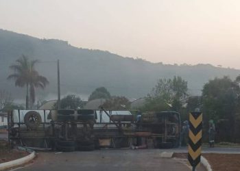 Caminhão tomba na MGC 146 em Andradas