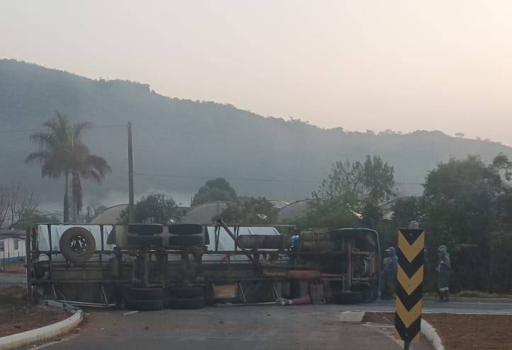 Caminhão tomba na MGC 146 em Andradas