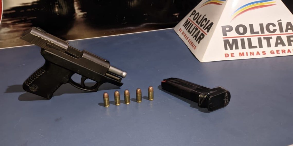 Motorista é detido após mostrar arma para policiais em Poços de Caldas