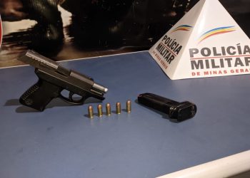 Motorista é detido após mostrar arma para policiais em Poços de Caldas