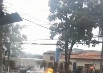 Caminhonete pega fogo na zona oeste de Poços de Caldas