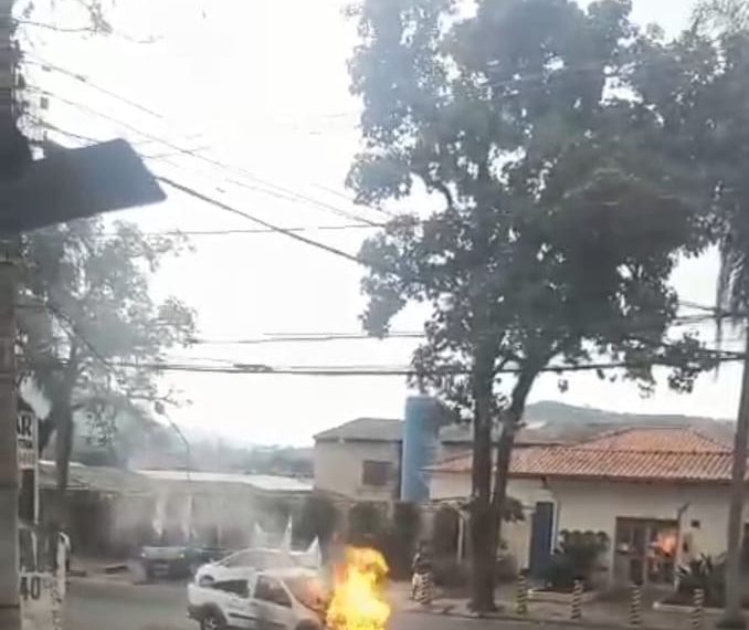 Caminhonete pega fogo na zona oeste de Poços de Caldas