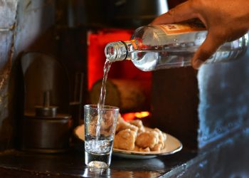 Dia nacional da cachaça: MG é referência na produção de cachaça de alambique no Brasil