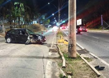 Motorista atinge poste e é preso por embriaguez em Poços 