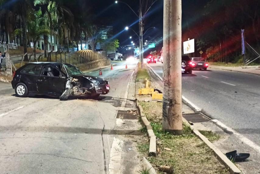 Motorista atinge poste e é preso por embriaguez em Poços