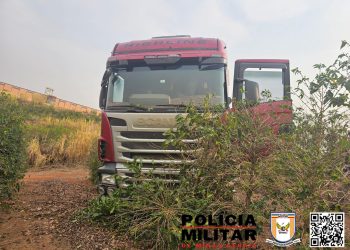 Motorista na contramão bate em reboque e morre na hora