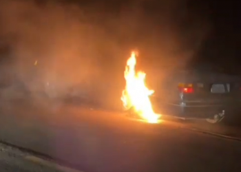 Condutor embriagado é preso após tentar fugir em carro em chamas na BR-146