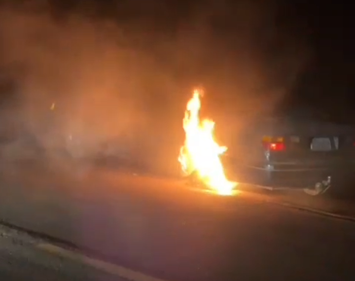 Condutor embriagado é preso após tentar fugir em carro em chamas na BR-146