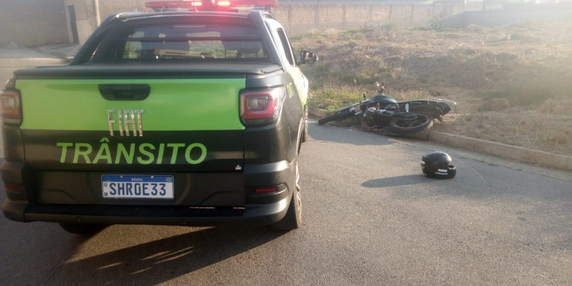 Motociclista ignora sinal e ordem de parada e se acidenta após perseguição em Poços