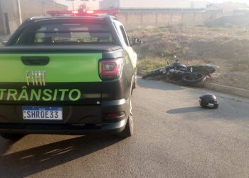 Motociclista ignora sinal e ordem de parada e se acidenta após perseguição em Poços